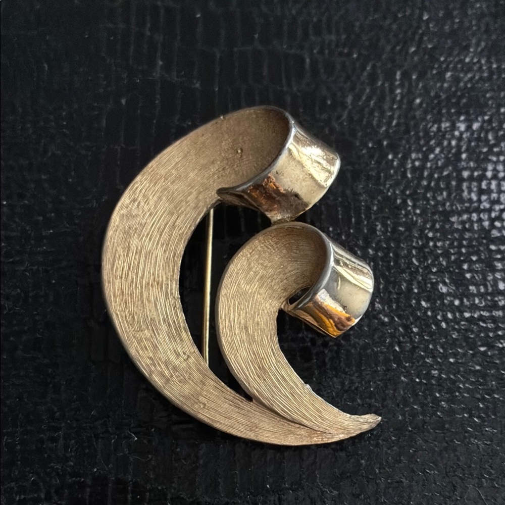 Trifari Vintage Elegant Gold Tone Swirl Wave Brooch